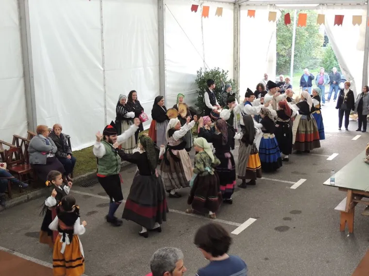Baile tradicional asturiano con traje del país en la carpa de la fiesta