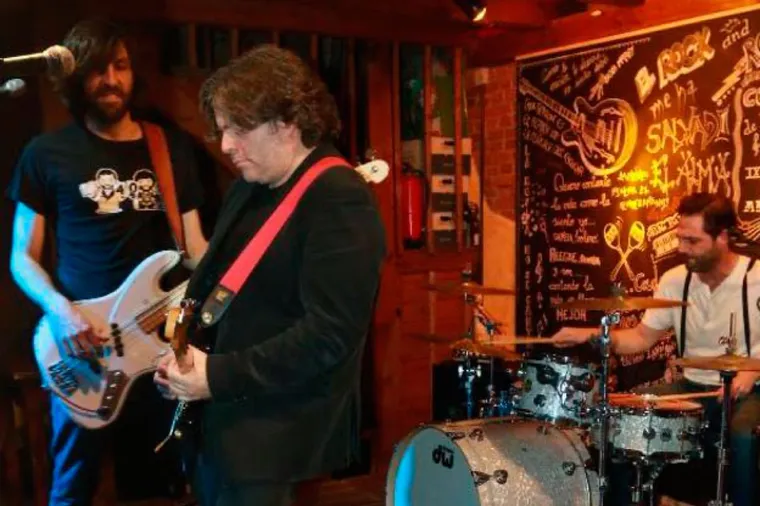 Banda de rock en pleno concierto ante la pizarra de la Panadería
