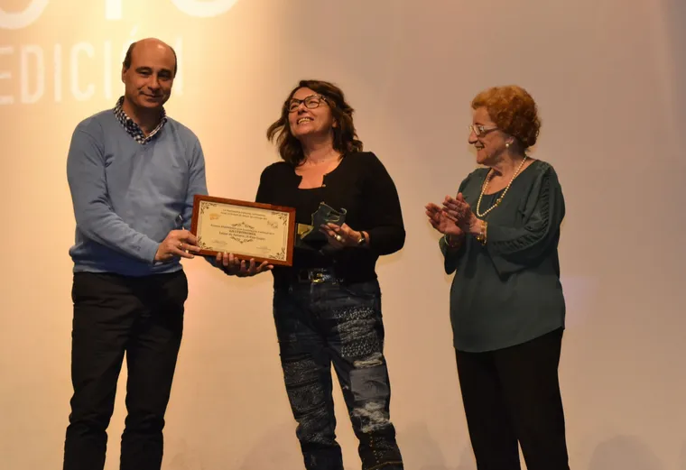 Entrega de diploma a una galardonada en la gala de los premios
