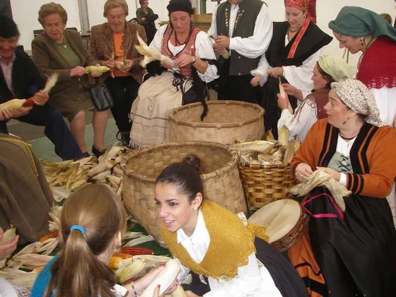 Esfoyaza con traje tradicional asturiano durante la Fiesta de la Serondaya
