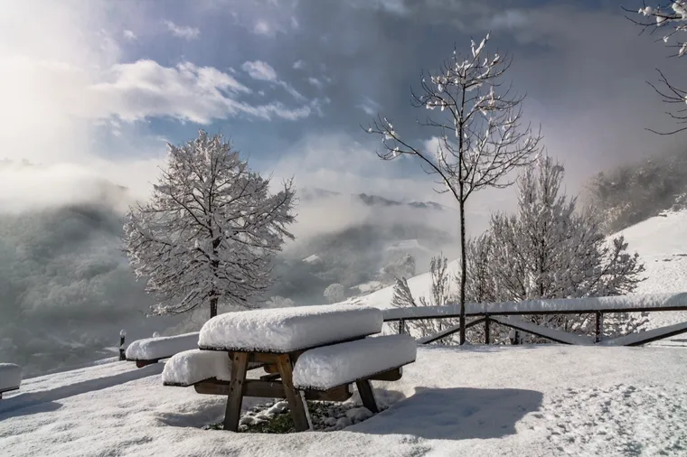 Fotografía premiada de un paisaje nevado con mesa de merendero