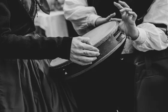 Fotografía ganadora del concurso, manos tocando la pandereta en blanco y negro