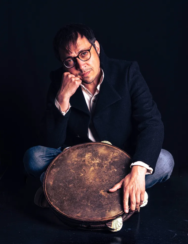 Retrato de un músico con pandereta asturiana