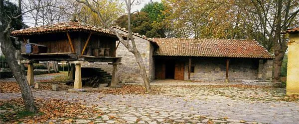 Hórreo y casa tradicional asturiana en el Muséu del Pueblu d’Asturies